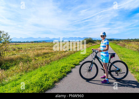 CZARNY DUNAJEC, POLOGNE - Sep 12, 2018 : Jeune femme avec un vélo sur piste cyclable autour de Tatras près de Czarny Dunajec village. Le point final est en Banque D'Images