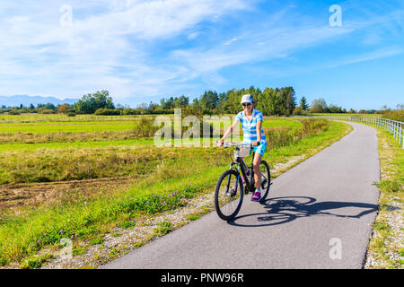 CZARNY DUNAJEC, POLOGNE - Sep 12, 2018 : Jeune femme avec un vélo sur piste cyclable autour de Tatras près de Czarny Dunajec village. Le point final est en Banque D'Images