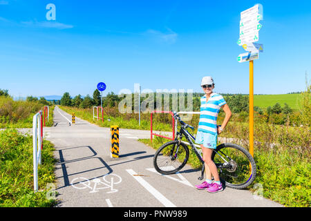 CZARNY DUNAJEC, POLOGNE - Sep 12, 2018 : Jeune femme avec un vélo sur piste cyclable autour de Tatras près de Czarny Dunajec village. Le point final est en Banque D'Images