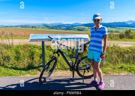 CZARNY DUNAJEC, POLOGNE - Sep 12, 2018 : Jeune femme avec un vélo sur piste cyclable autour de Tatras près de Czarny Dunajec village. Le point final est en Banque D'Images