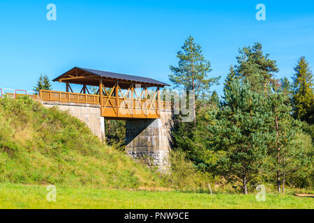 Cycling bridge sur pré vert Banska Bystrica village de Tatras, Slovaquie paysage d'été Banque D'Images