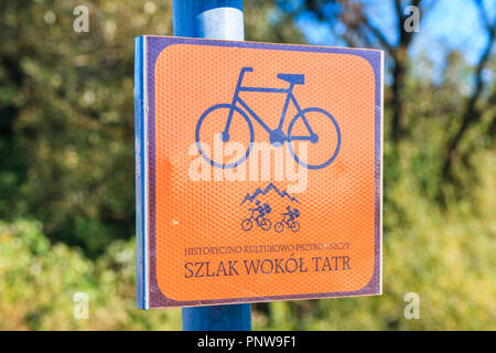 CZARNY DUNAJEC, POLOGNE - Sep 12, 2018 : pancarte "piste cyclable autour de montagnes Tatras, en Pologne. La bicyclette est devenu très populaire dans le sport P Banque D'Images