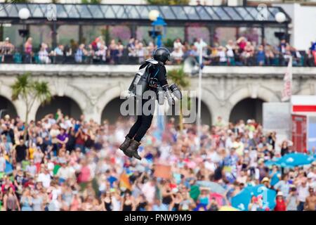 Industries de la gravité de l'afficher est la jet power vol humain costume dans la première exposition publique dans le Royaume-uni en face de spectateurs sur le front de mer de Bournemouth Banque D'Images