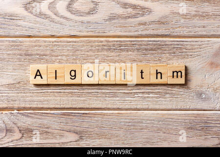Mot algorithme écrit sur bloc de bois. Texte de l'algorithme sur table, concept. Banque D'Images