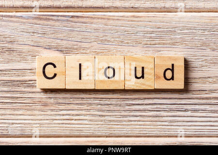 Word cloud écrit sur bloc de bois. cloud texte sur table, concept. Banque D'Images
