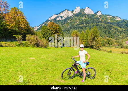 Montagnes PIENINY, POLOGNE - Sep 19, 2018 : young woman cyclist près de Trzy Korony (les trois couronnes) sur la journée ensoleillée d'automne. Cette chaîne de montagne est célèbre touri Banque D'Images