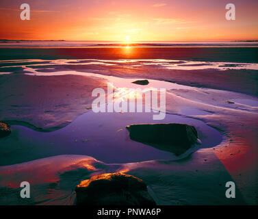 Channel Islands. Guernesey. Coucher du soleil à Vazon Bay. Banque D'Images