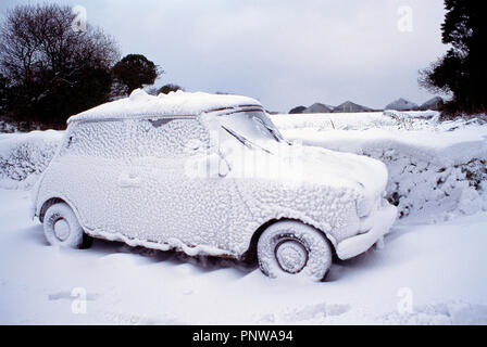 Scène d'hiver avec mini car recouvert de neige. Channel Islands. Guernesey. Banque D'Images