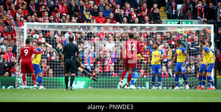 Le centre de Liverpool, Joel Matip (32) marque son deuxième but de côtés du jeu pendant le premier match de championnat à Anfield, Liverpool. Banque D'Images