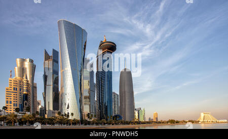 DOHA, QATAR - 31 janvier 2016 : Gratte-ciel dans le district de Dafna t Doha le coucher du soleil, avec l'hôtel Sheraton à droite, Banque D'Images