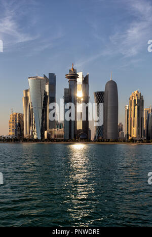 DOHA, QATAR - 31 janvier 2016 : Le soleil qui se reflète d'une des tours à Doha en hauteur du quartier commercial Banque D'Images