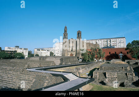 Le Mexique. La ville de Mexico. Square des Trois Cultures à Tlatelolco's pyramide aztèque dans l'avant-plan et l'église catholique de Santiago Tlatelolco, construit au 16e siècle. Banque D'Images