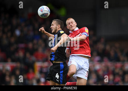 Rotherham United's s Vaulks (à gauche) et Nottingham Forest's Ben Watson en concurrence pour la balle en l'air pendant le match de championnat à Sky Bet Sol, la ville de Nottingham. Banque D'Images