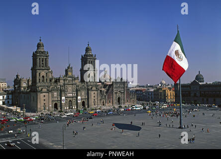 Le Mexique. MEXICO D. F. Vista de la PLAZA DEL ZOCALO con la Catedral Metropolitana (1563-1813) y el PALACIO DEL GOBIERNO. Banque D'Images