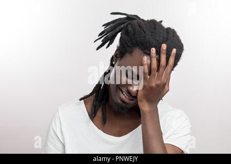 African American man avec des dreadlocks faisant geste facepalm Banque D'Images