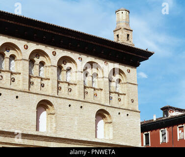 ARTE RENACIMIENTO. ESPAÑA. S. XVI. LONJA. Edificio renacentista construído a instancias de don Hernando de Aragón, arzobispo de Zaragoza, entre los años 1541 y 1551 por los arquitectos Gil de Morlanes y Juan de Sariñena. Vista parcial del'extérieur. Saragosse. Aragón. Banque D'Images