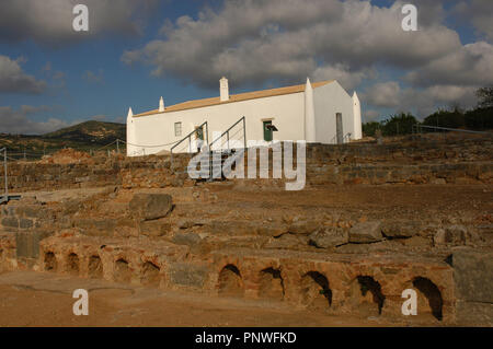 Ruines de Milreu. Villa romaine (1er - 4e siècle après J.-C.). Au premier plan, la salle de bains. Derrière, une maison du xvie siècle. Estoi, près de Faro. Algarve. Le Portugal. Banque D'Images