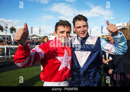 Jockeys Chris Hayes (à gauche) et Cameron Noble célébrer après avoir terminé à égalité dans le le William Hill Ayr Gold Cup à bord de fils de repos et Baron du boulon pendant William Hill Ayr Gold Cup Journée à Ayr Racecourse. Banque D'Images