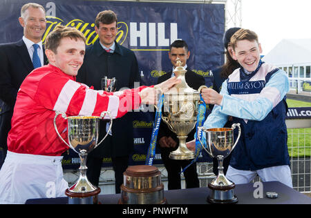 Jockeys Chris Hayes (à gauche) et Cameron Noble célébrer après avoir terminé à égalité dans le le William Hill Ayr Gold Cup à bord de fils de repos et Baron du boulon pendant William Hill Ayr Gold Cup Journée à Ayr Racecourse. Banque D'Images