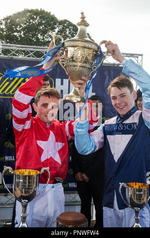 Jockeys Chris Hayes (à gauche) et Cameron Noble célébrer après avoir terminé à égalité dans le le William Hill Ayr Gold Cup à bord de fils de repos et Baron du boulon pendant William Hill Ayr Gold Cup Journée à Ayr Racecourse. Banque D'Images