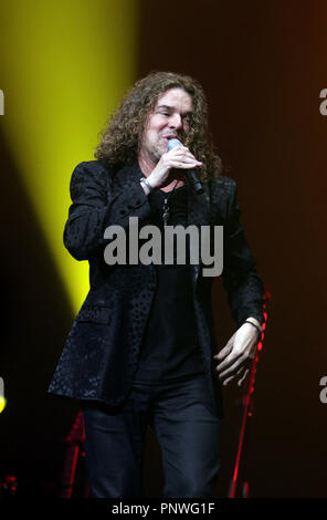 Fher Olvera avec le groupe de rock mexicain Mana se produit en concert à l'American Airlines Arena de Miami, le 7 juillet 2011. Banque D'Images