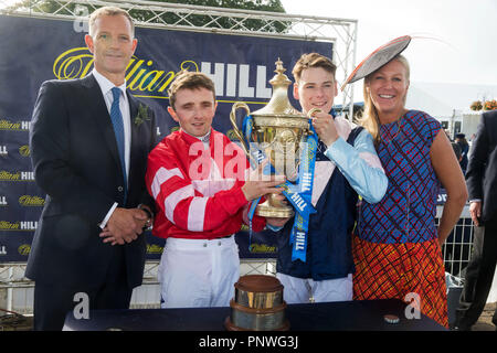 Jockeys Chris Hayes (deuxième à gauche) et Cameron Noble (deuxième à droite) célèbrent avec le trophée après avoir terminé à égalité dans le le William Hill Ayr Gold Cup à bord de fils de repos et Baron du boulon pendant William Hill Ayr Gold Cup Journée à Ayr Racecourse. Banque D'Images