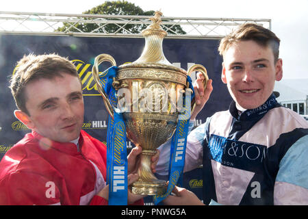 Jockeys Chris Hayes (à gauche) et Cameron Noble célébrer avec le trophée après avoir terminé à égalité dans le le William Hill Ayr Gold Cup à bord de fils de repos et Baron du boulon pendant William Hill Ayr Gold Cup Journée à Ayr Racecourse. Banque D'Images