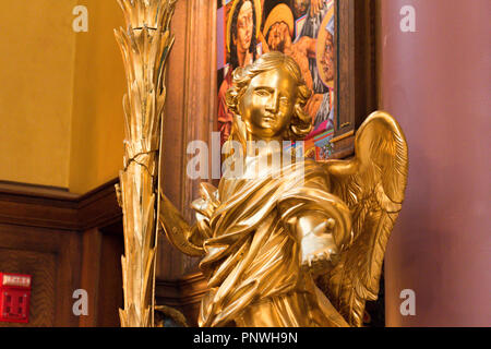 Statue d'or d'un ange dans la cathédrale de la Madeleine (Mary Magdalene), Salt Lake City, Utah, Etats-Unis. Banque D'Images