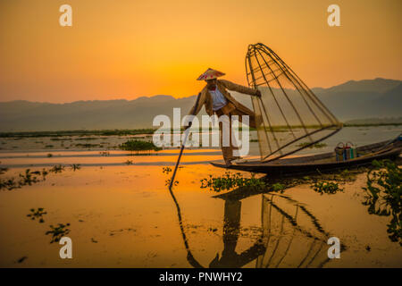 Coucher du soleil au lac Inle Banque D'Images