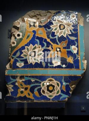 L'art islamique de l'Iran. Carreaux de mosaïque émaillée. 1450-1500. Floral design. Probablement d'Isfahan. Victoria and Albert museum. Londres. L'Angleterre. United Kingdom. Banque D'Images