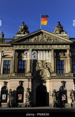 L'Allemagne. Berlin. Musée historique allemand 'Deutsches Historisches Museum', situé dans l'ancien Arsenal Zeughaus '', construit entre 1695-1730 dans le style baroque. Détail de la façade principale. Banque D'Images