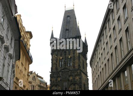 République tchèque. Prague. La tour de poudre ou poudre Gate. De style gothique. Porte de la ville d'origine. Il sépare la vieille ville de la nouvelle ville. Sa construction a commencé en 1475, pendant le règne de Vladislav II par Matej Rejsek (1445-1506). La porte a été utilisé pour stocker la poudre dans le 17e siècle. Banque D'Images