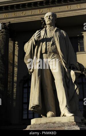 Hermann Von Helmholtz (Potsdam, 1821-Charlottenburg, 1894). Scientifique et philosophe allemand. Statue du sculpteur Ernst Herter, situé à l'Université Humboldt. Berlin. L'Allemagne. Banque D'Images
