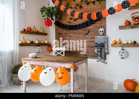 Thème de l'Halloween décoré la salle de séjour. Saison Halloween style maison de famille de l'intérieur. Décorations Halloween traditionnel arrière-plan. Banque D'Images