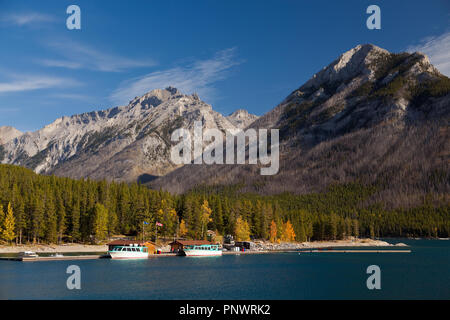 Le lac Minnewanka Banque D'Images