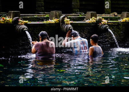 Les balinais prenant un bain de purification rituel dans les saints de l'eau de source de Pura Tirta Empul Banque D'Images