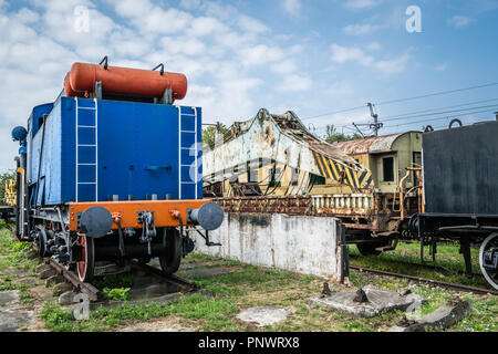 Un vieux rétro désaffectées voitures de train et wagons sur le côté piste dans un musée Banque D'Images