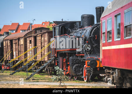 Un vieux train à vapeur locomotive rétro désaffectées et les voitures de voyageurs sur la voie latérale Banque D'Images