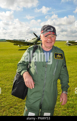 Le pilote John Beattie, ancien pilote de la Marine royale britannique, vole des avions de la Seconde Guerre mondiale comme le Supermarine Spitfire et le Seafire à des spectacles aériens Banque D'Images