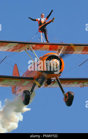 Aerosuperbatie Breitling Wintwalkers Boeing Stearman avion. Femme Stella Guilding aile marchant. Ciel bleu Banque D'Images