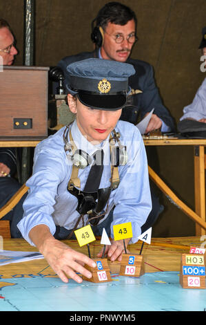 La Royal Air Force de la Seconde Guerre mondiale, femme traceuse de la RAF dans une recréation d'une salle de contrôle de secteur. Opérations de chasse WAAF de la Force aérienne auxiliaire féminine Banque D'Images