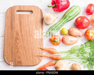 Vide en bois planche à découper et les légumes à proximité. Banque D'Images