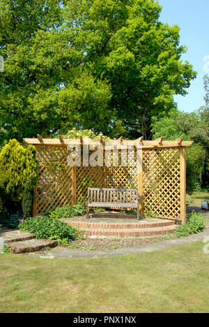 Nouvelle zone couverte dans le jardin intérieur, Kent, Angleterre, de chênes derrière Banque D'Images