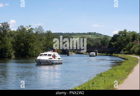 Le voile route canal boat sur le Canal du Nivernais, près de Prégilbert, Bourgogne, France, Europe Banque D'Images