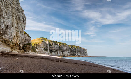 Falaises de craie près d'Etretat (Normandie France) lors d'une journée ensoleillée en été Banque D'Images