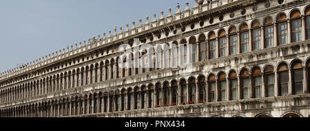 L'Italie. Venise. La Place Saint Marc. L'ancien bâtiment Procuratie. Banque D'Images