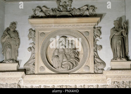 Diego Siloé (1495-1563). Architecte et sculpteur espagnol. Sacristie's Gate, 1534. Corniche représentant la Vierge à l'enfant et des statues de Saint Pierre et Saint Paul sur les côtés. Cathédrale de Grenade. L'Espagne. Banque D'Images