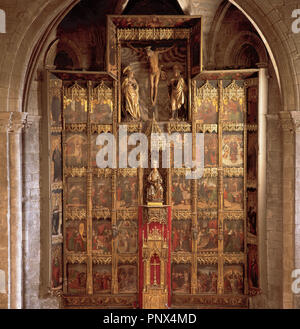 L'ART DE LA RENAISSANCE. L'ESPAGNE. Eglise DE SAINT MARY. Retable. La transition de la peinture à la renaissance gothique (1515) attribuée à l'Aragonais Pedro de Aponte. Au centre une sculpture de la Vierge à l'enfant (XIV siècle) et au-dessus, un calvaire du xvie siècle. Olote. Navarre. Banque D'Images