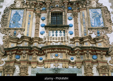 L'art baroque l'église Saint Barthélémy, construite au xve siècle et réformé au xvie et xviie siècles. Détail de la façade baroque, décorée avec des carreaux. Jerez de los Caballeros. L'Estrémadure. L'Espagne. Banque D'Images