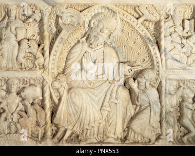 Autel roman frontale. 1220. Reliefs de marbre blanc. Mandorla, représentation de Saint Paul bénédiction Saint Thecla, le Père et l'Esprit Saint. Détail de l'autel principal. Cathédrale de Tarragone, Catalogne, Espagne. Banque D'Images